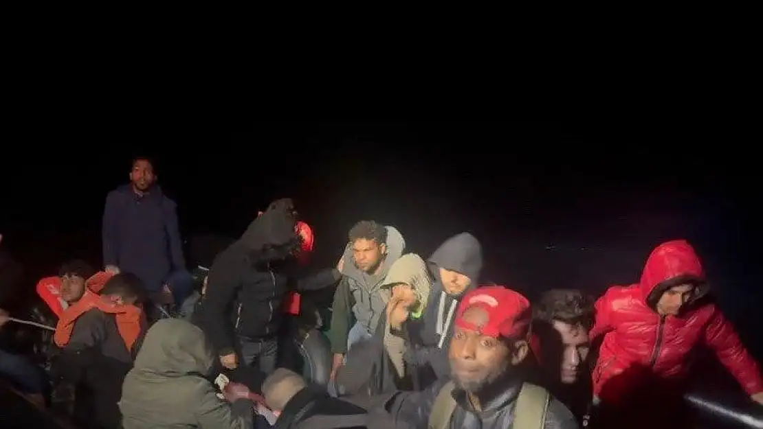 Ayvalık açıklarında 25 düzensiz göçmen kurtarıldı