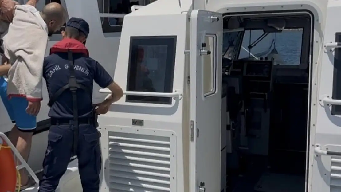 Ayvalık açıklarında gezi teknesinde rahatsızlanan şahıs tahliye edildi