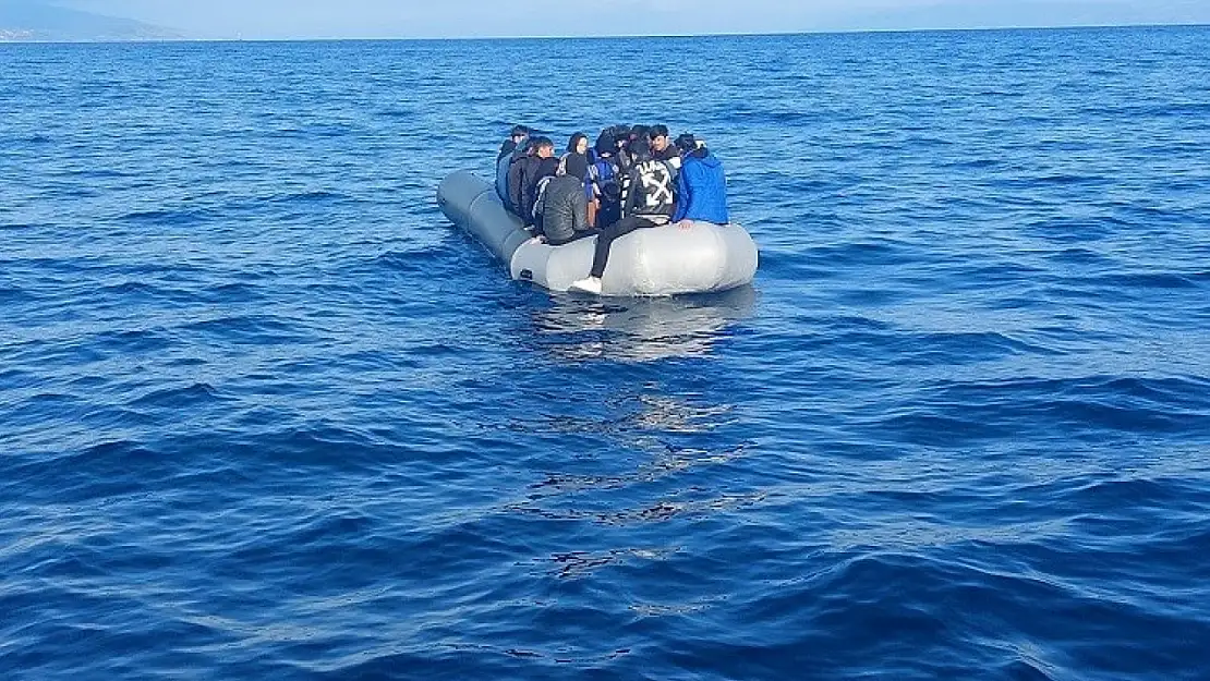 Ayvalık açıklarında lastik bot içinde sürüklenen 36 düzensiz göçmen kurtarıldı