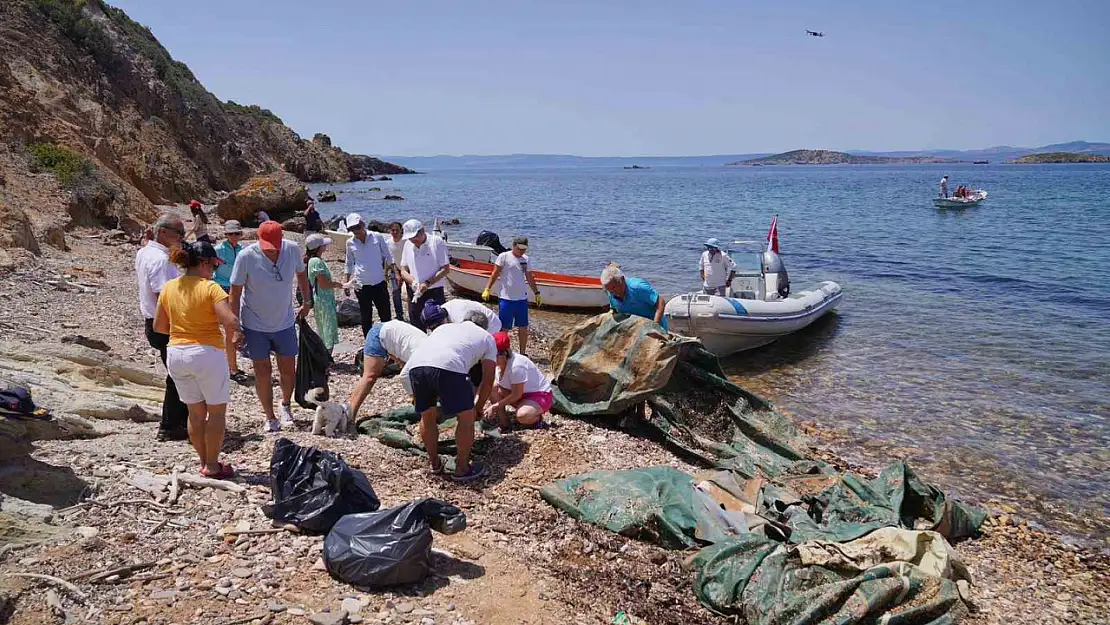 Ayvalık adalarında çevre temizliğinde mültecilerden geriye kalan 7 bot enkazı çıkarıldı