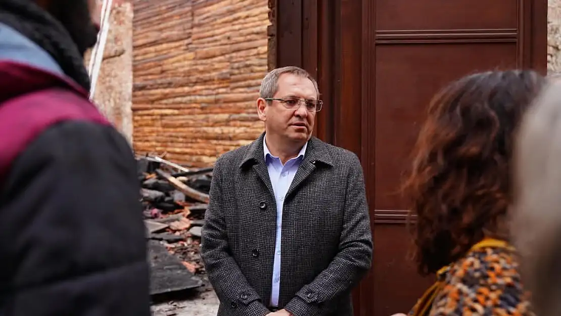 Ayvalık Belediye Başkanı Ergin alevlere teslim olan sanat merkezlerini inceledi