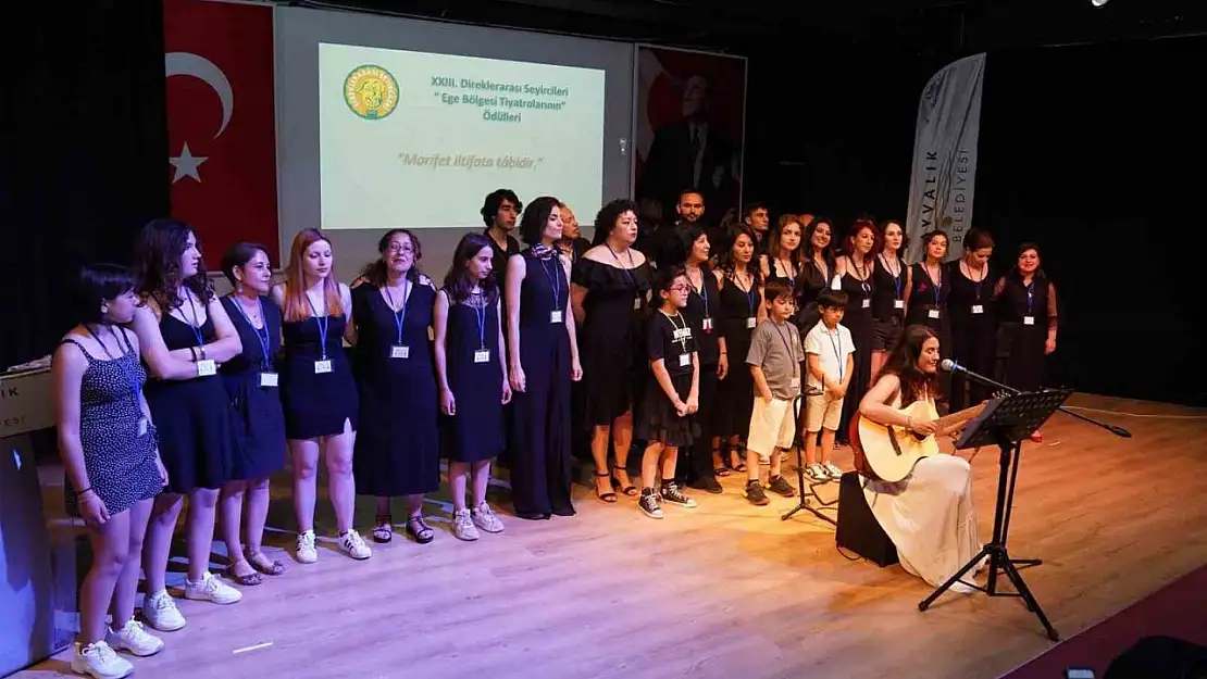 Ayvalık Belediye Tiyatrosu'na iki ödül daha geldi.