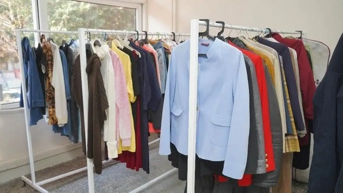 Ayvalık Belediyesi'nin Altınova'daki sosyal marketi yüzleri güldürüyor
