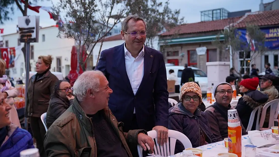 Ayvalık'ın Cunda Adası'ndaki iftara binlerce vatandaş katıldı