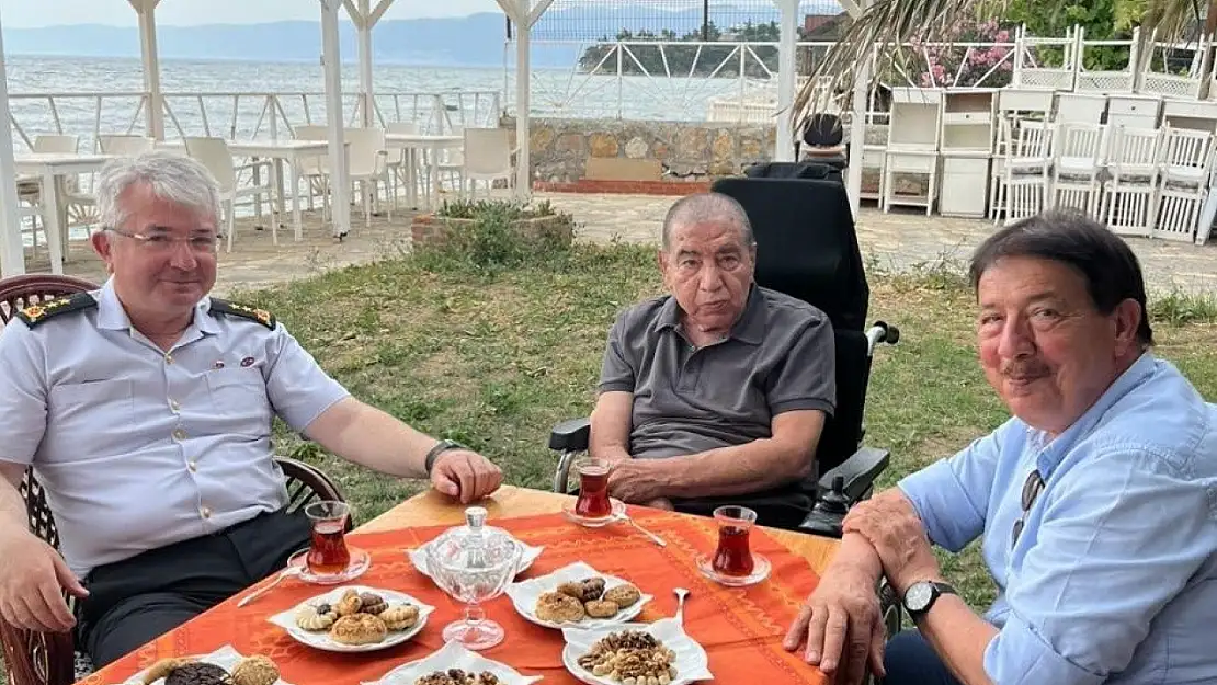 Ayvalık'ın efsanevi Başkanı Ahmet Tüfekçi'ye İl Jandarma Komutanı Alkan'dan anlamlı ziyaret
