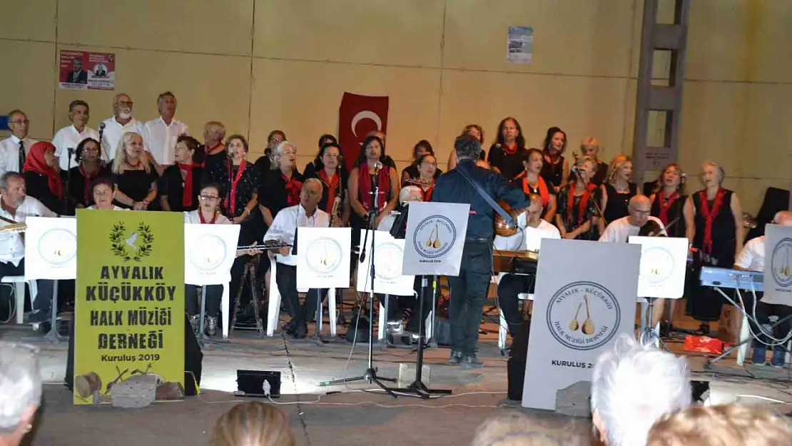 Ayvalık - Küçükköy Halk Müziği'nin konserine ilgi yoğun oldu