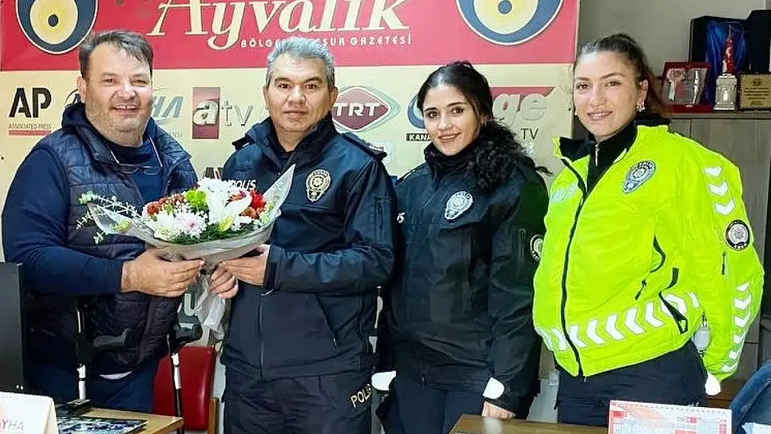 Ayvalık Polisi'nden engelli gazeteciye nazik jest