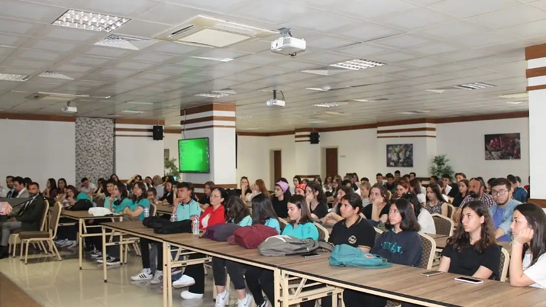 Ayvalık'ta 'Derste Akademisyen Var Projesi' hayata geçti