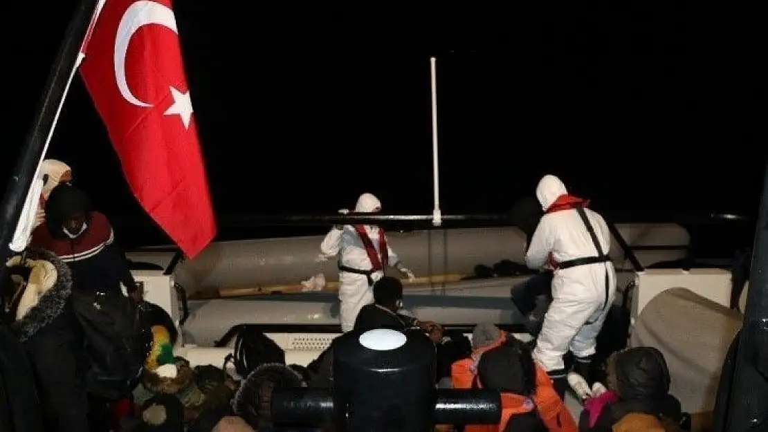 Ayvalık'ta 36 göçmen botları batmak üzereyken kurtarıldı