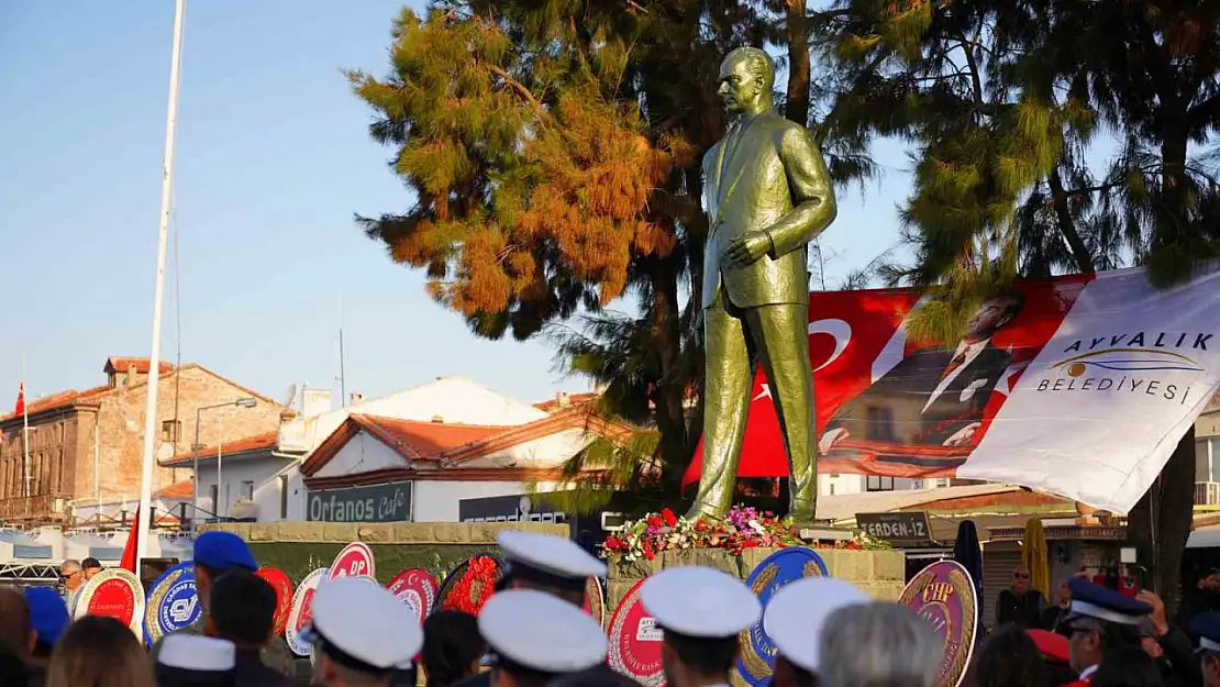 Ayvalık'ta Atatürk hüzünle anıldı