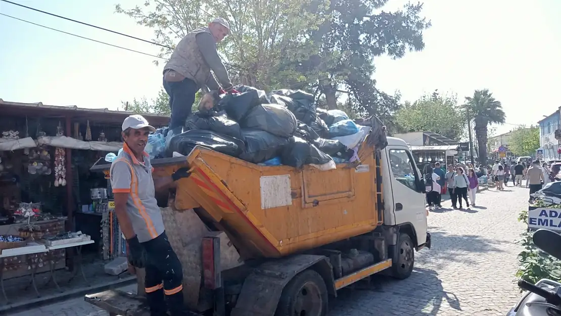 Ayvalık'ta, bayram tatilinde yaklaşık 15 bin ton çöp toplandı