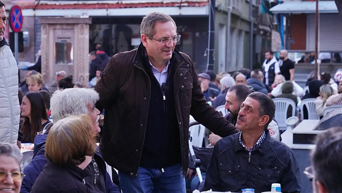Ayvalık'ta belediyenin verdiği iftara binlerce kişi katıldı