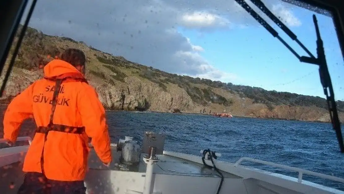 Ayvalık'ta bir adada mahsur kalan 33 mülteciyi Sahil Güvenlik ekipleri kurtardı