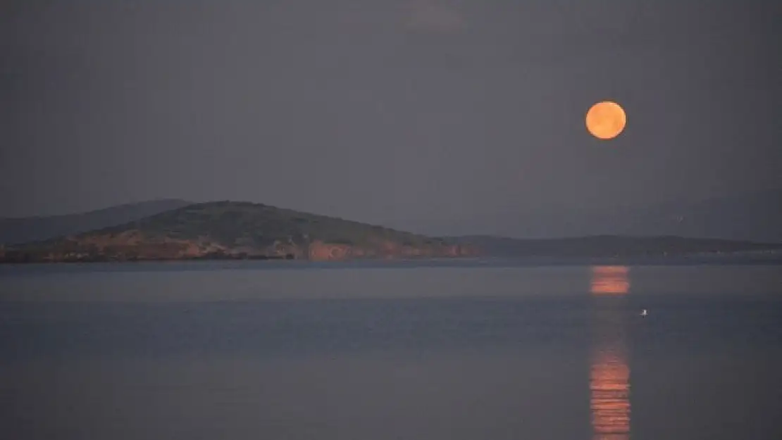 Ayvalık'ta dolunay ihtişamı