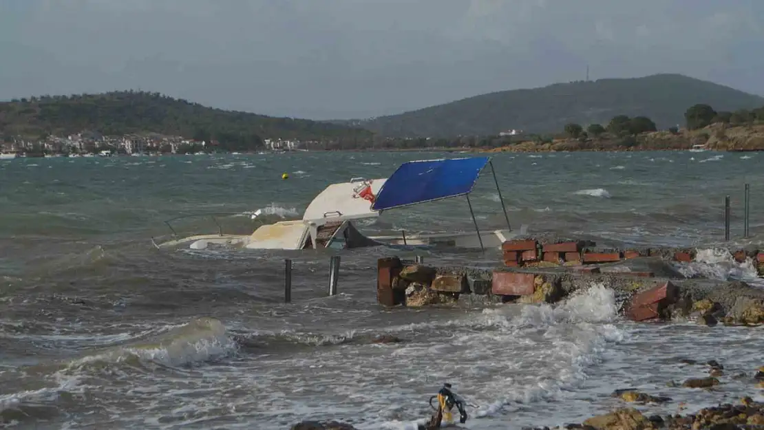 Ayvalık'ta fırtına hayatı felç etti