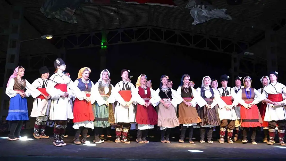 Ayvalık'ta halk dansları festivali coşkusu