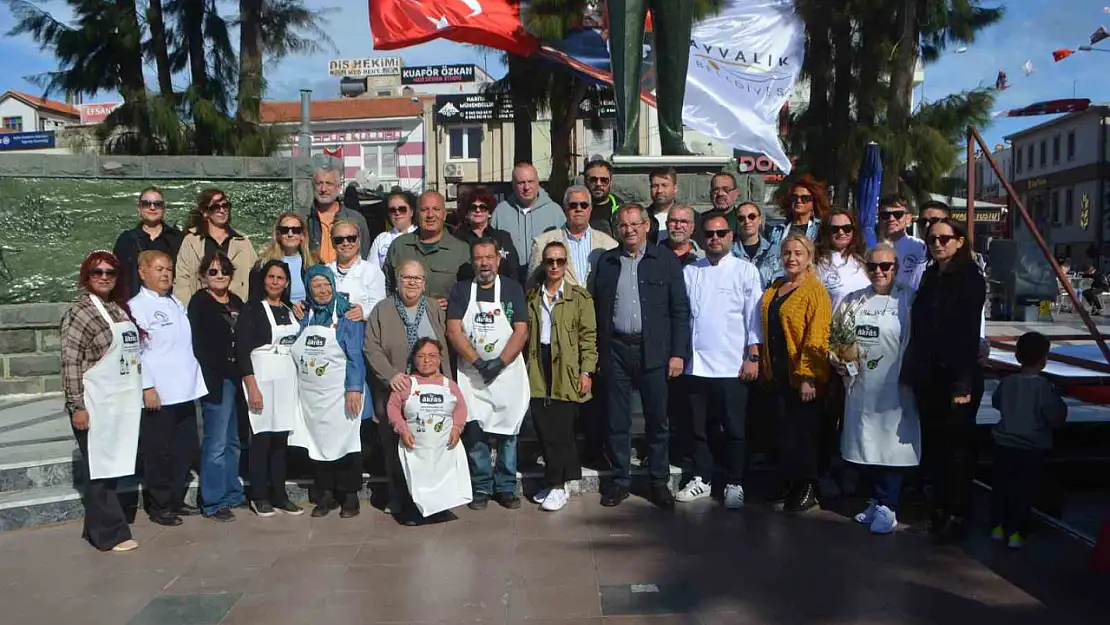 Ayvalık'ta hasat festivalinde düzenlenen zeytinyağlı ev yemekleri yarışmasına ilgi yoğun oldu