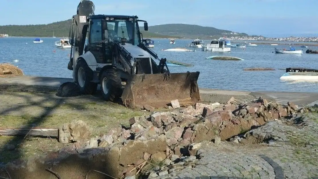 Ayvalık'ta hortum yıktı geçti