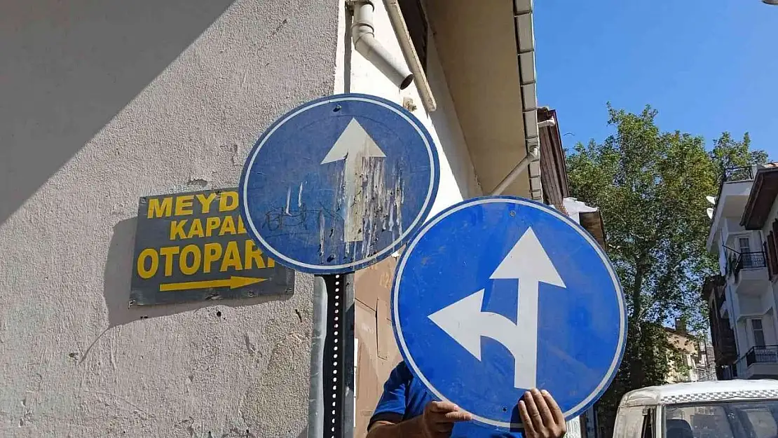 Ayvalık'ta işaret levhalarına spreyli bela