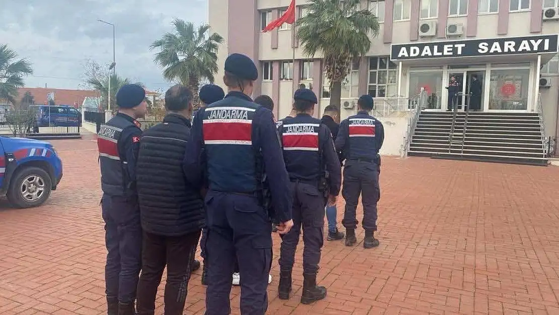 Ayvalık'ta jandarma 6 organizatör 21 düzensiz göçmen ele geçirdi