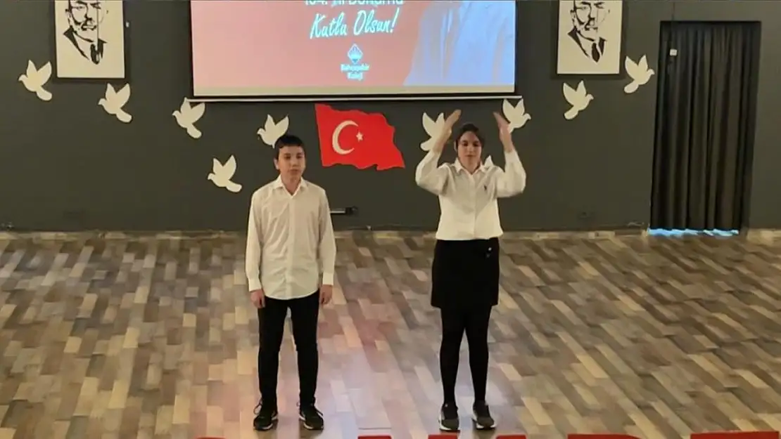 Ayvalık'ta öğrenciler İstiklal Marşı'nı işaret diliyle seslendirdiler