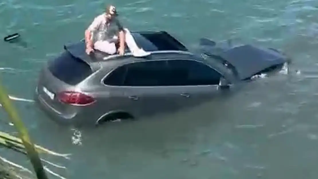 Ayvalık'ta otomobil denize uçtu