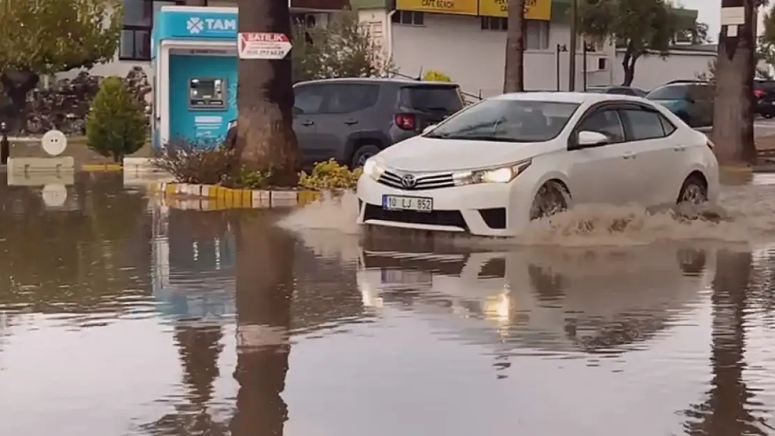 Ayvalık'ta sağanak yağış