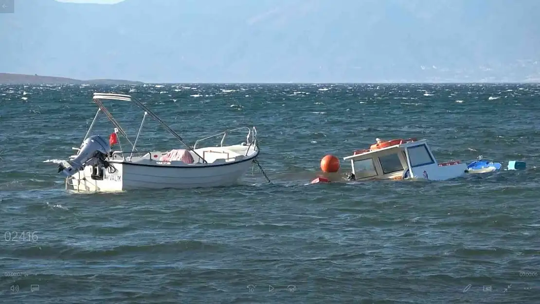 Ayvalık'ta şiddetli rüzgar bazı balıkçı teknelerini batırdı