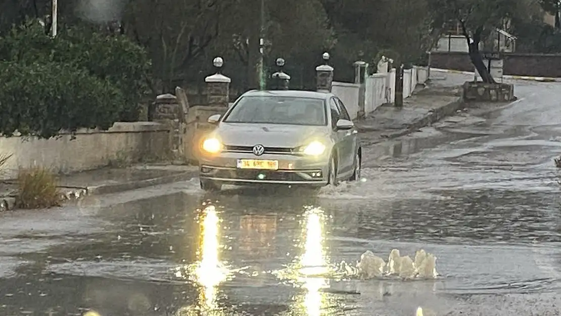 Ayvalık'ta yağış gün boyu etkili oldu