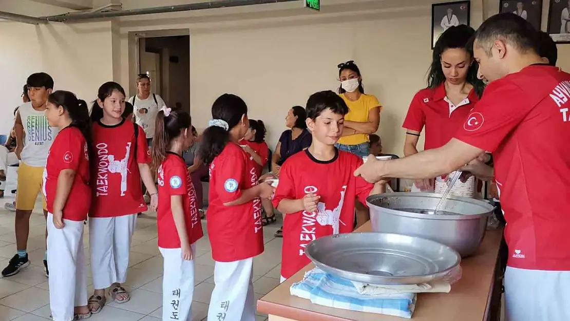 Ayvalıklı tekvandoculardan 11. kez geleneksel aşure hayrı