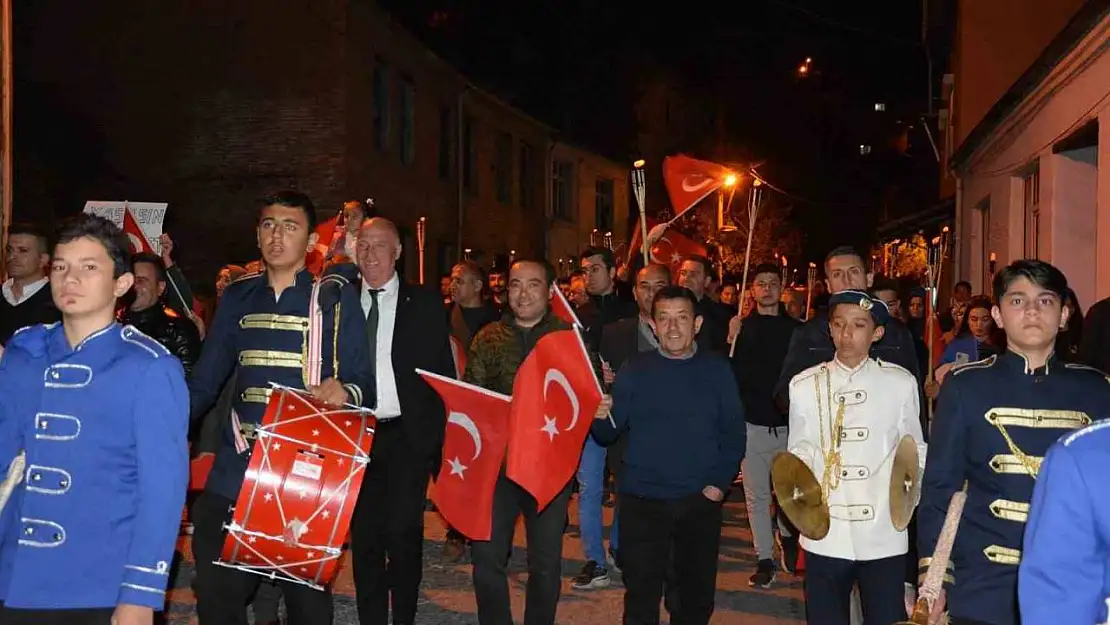 Babadağ'da Cumhuriyet coşkusu fener alayıyla taçlandı