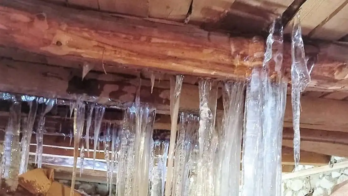 Bahar ayında yarım metre buz sarkıtı oluştu