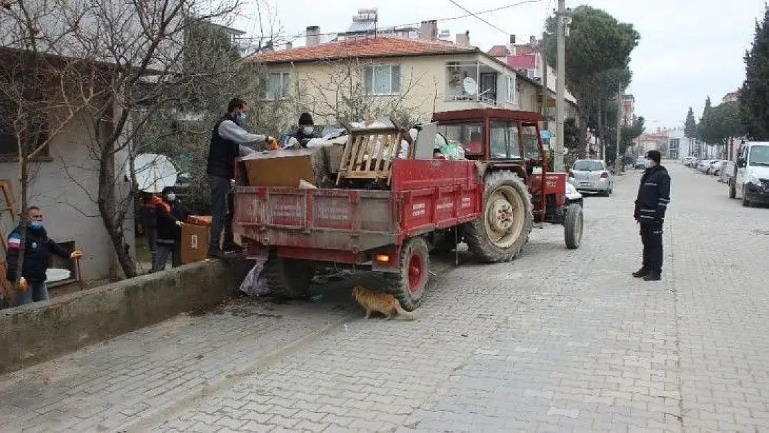Bahçeden 2 traktör çöp temizlendi
