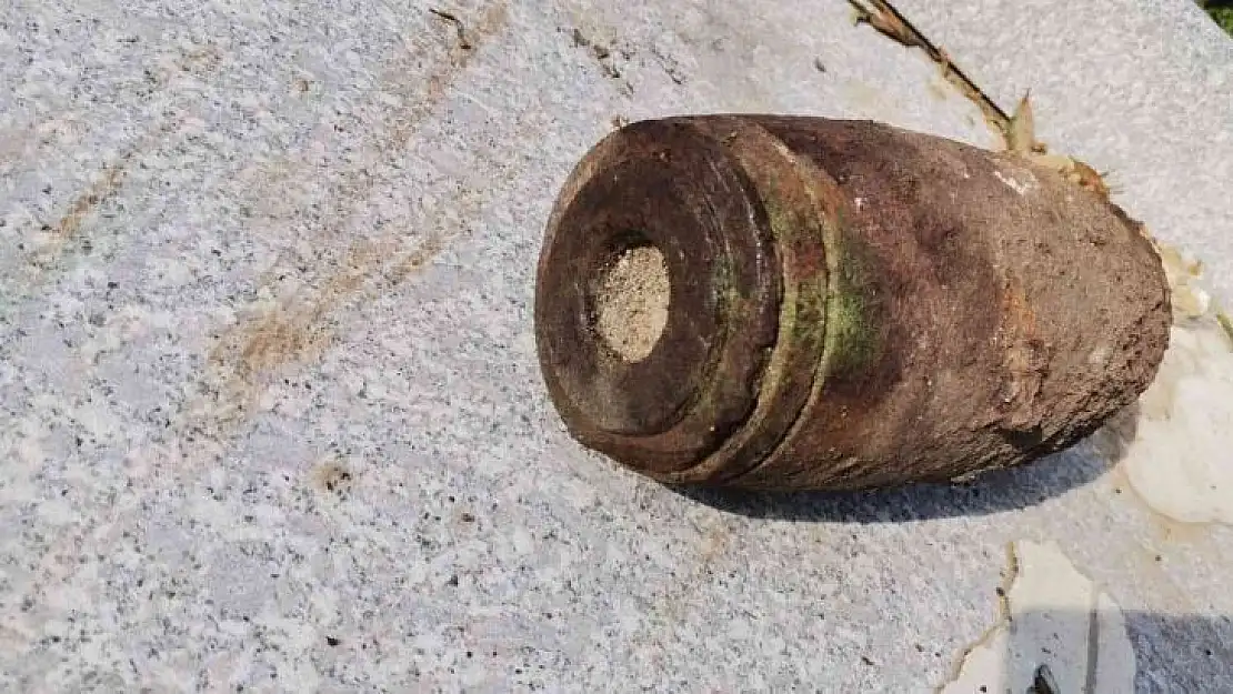 Bahçesinde çalışırken tanksavar bombası buldu