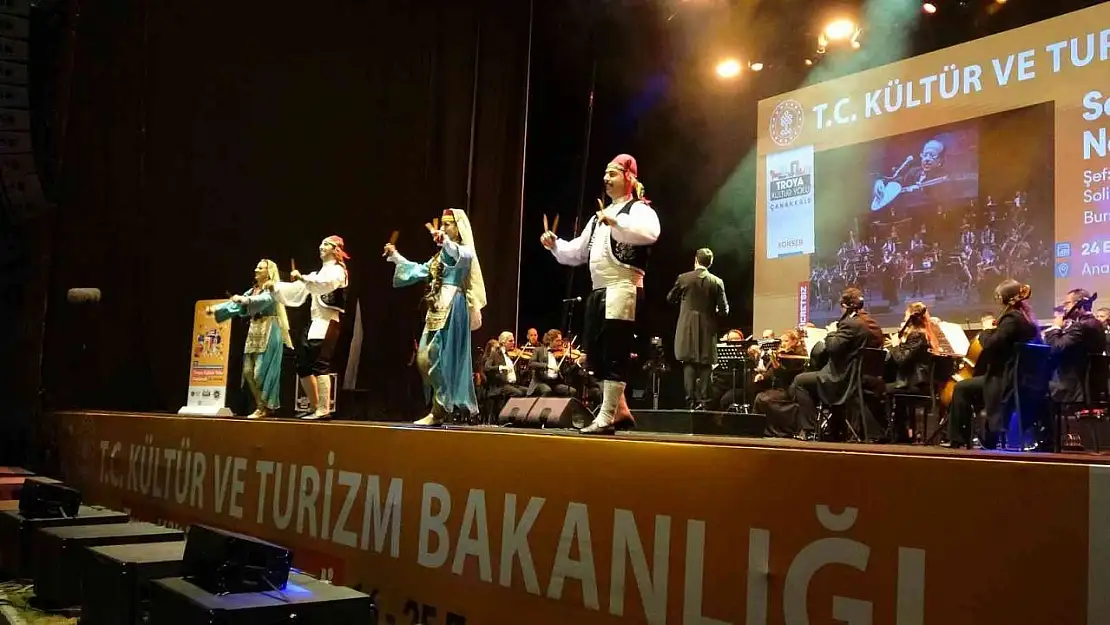 Bakan Ersoy, 'Senfoni ile Nejat Ertaş Türküleri' konserine katıldı