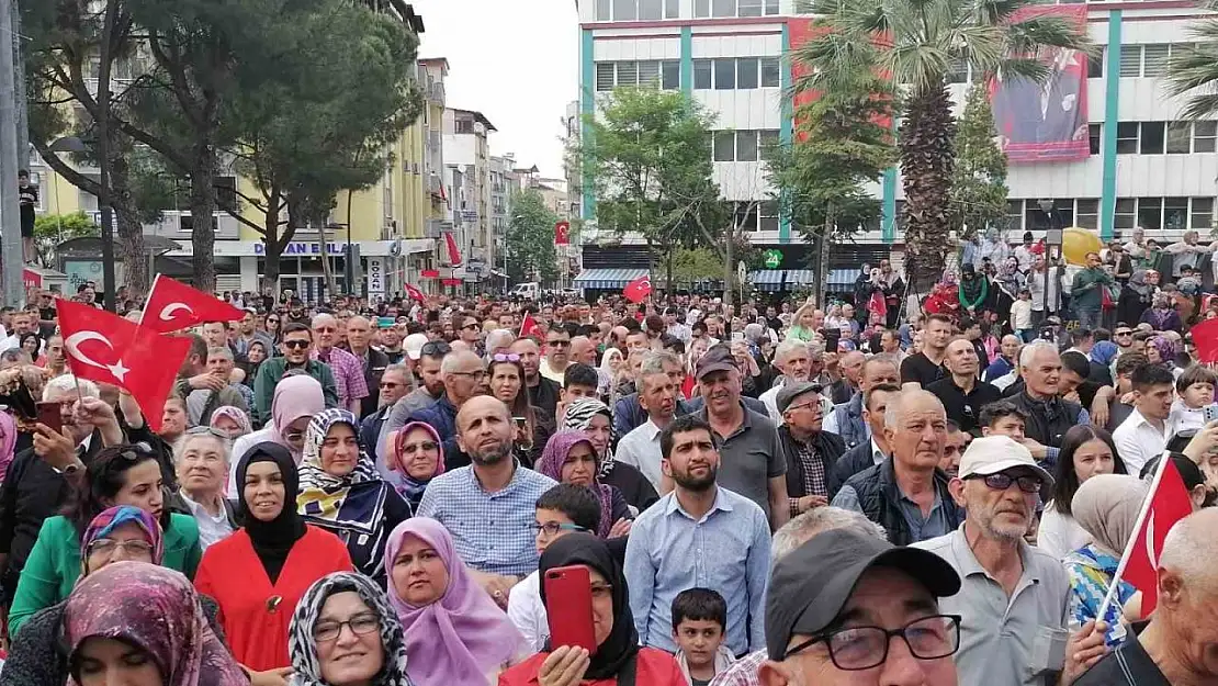 Bakan Kasapoğlu'ndan Togg'la Manisa'da ilçe turu