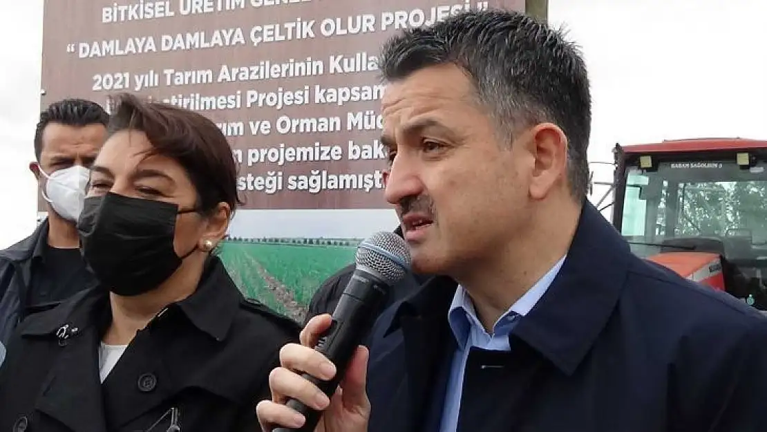 Bakan Pakdemirli Çanakkale'de damla sulamayla yetiştirilen çeltik hasadına katıldı