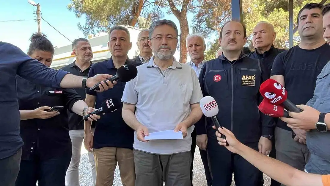 Bakan Yumaklı: 'İzmir'deki yangının enerjisi düşürüldü'