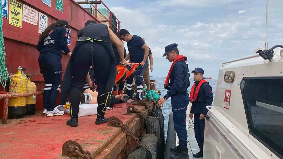 Balıkçı teknesinde yaralanan vatandaşı Sahil Güvenlik ekipleri tahliye etti
