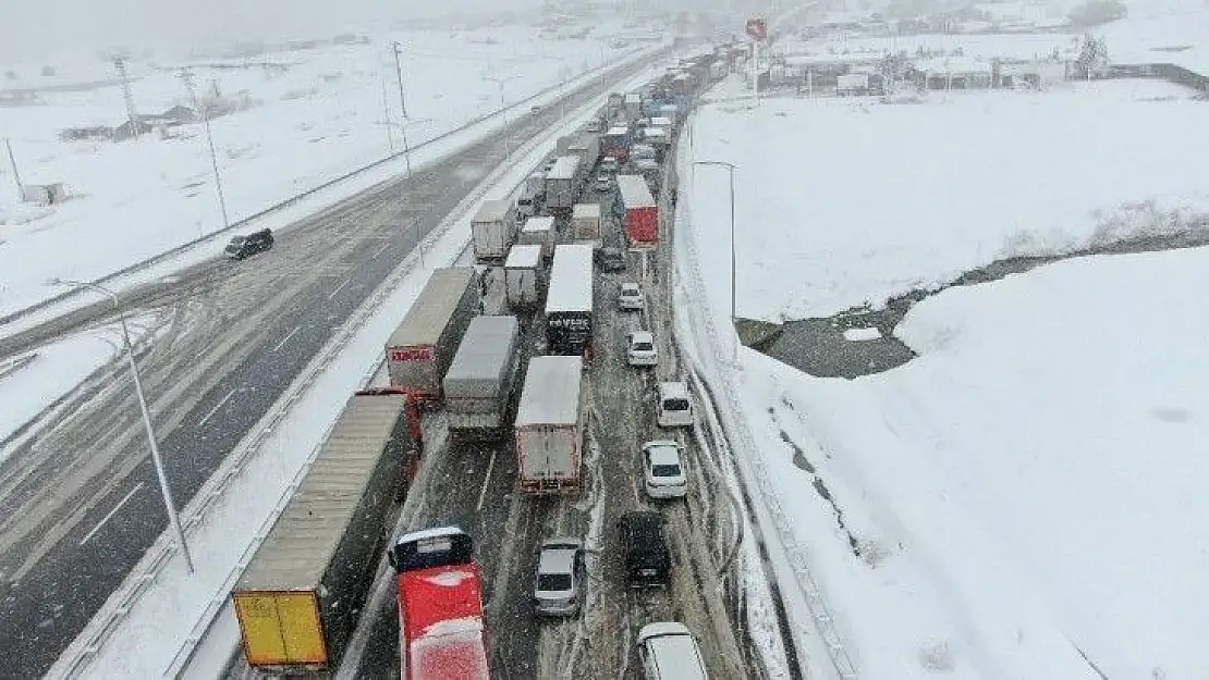 Balıkesir Bursa kara yolu açılamıyor...Kuyruk 25 kilometreyi aştı