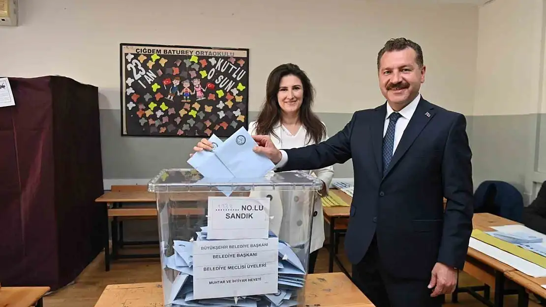 Balıkesir Büyükşehir Belediye Başkanı Yücel Yılmaz ailesi oy kullandı
