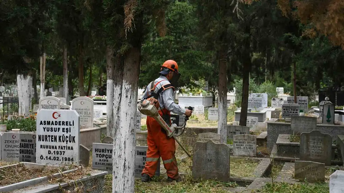 Balıkesir Büyükşehir, mezarlıkları bayrama hazırlıyor