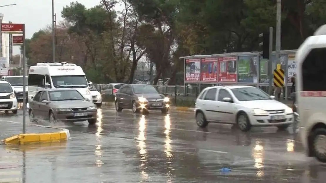 Balıkesir'de 10 dakika süren sağanak yağış etkili oldu