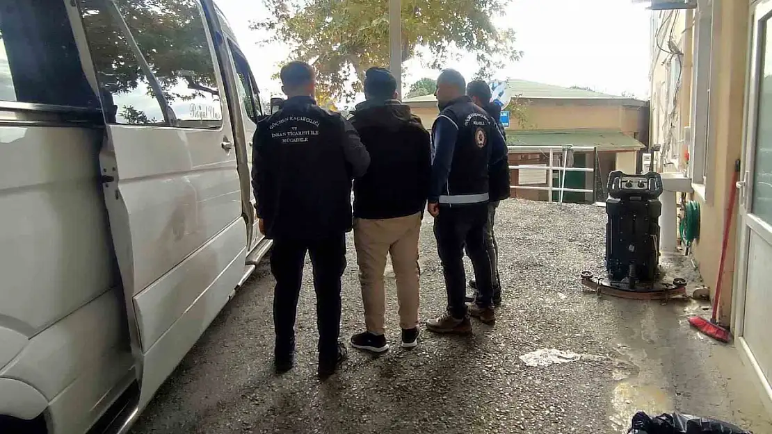 Balıkesir'de 16 düzensiz göçmen ve 2 organizatör yakalandı