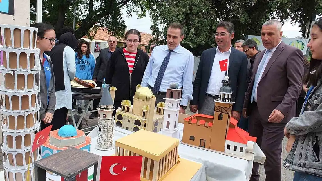 Balıkesir'de 23 Okul öğrencilerinin eserleri sergilendi