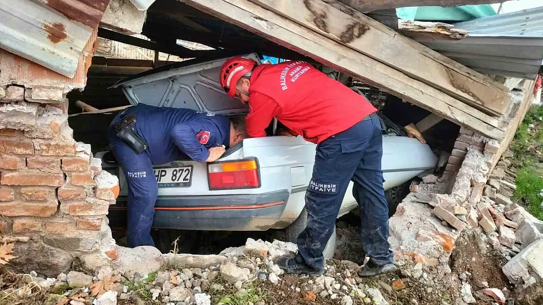 Balıkesir'de ağıla giren otomobilin sürücüsü hayatını kaybetti