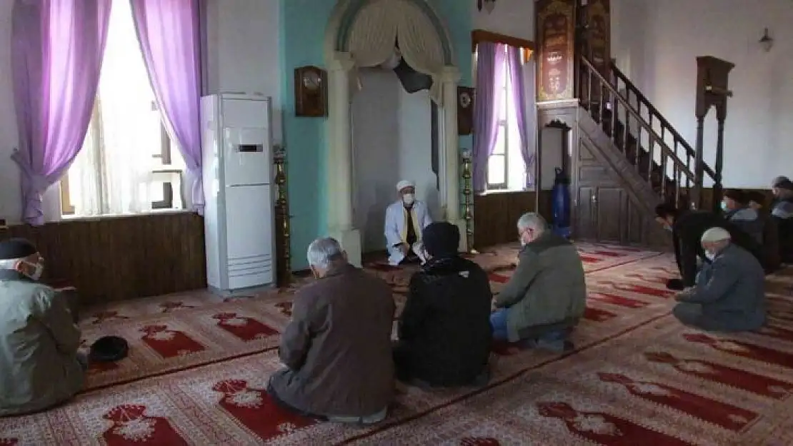 Balıkesir'de altından yol geçen tarihî cami ilgi odağı oldu