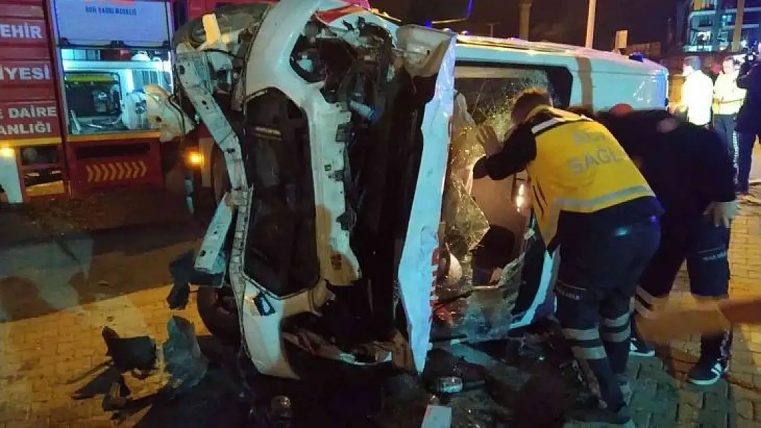 Balıkesir'de ambulansın da karıştığı zincirleme kaza: 3'ü sağlık görevlisi 4 yaralı