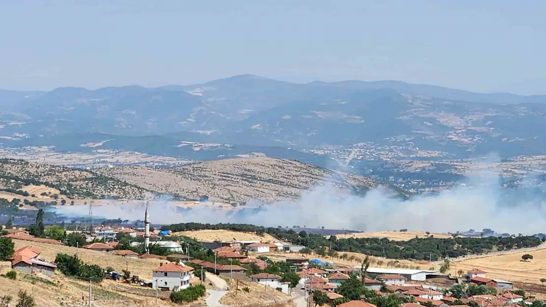 Balıkesir'de arazi yangınına havadan ve karadan müdahale ediliyor