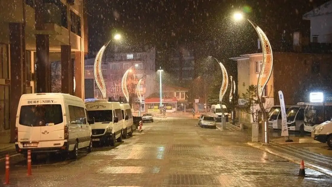 Balıkesir'de beklenen kar yağışı başladı